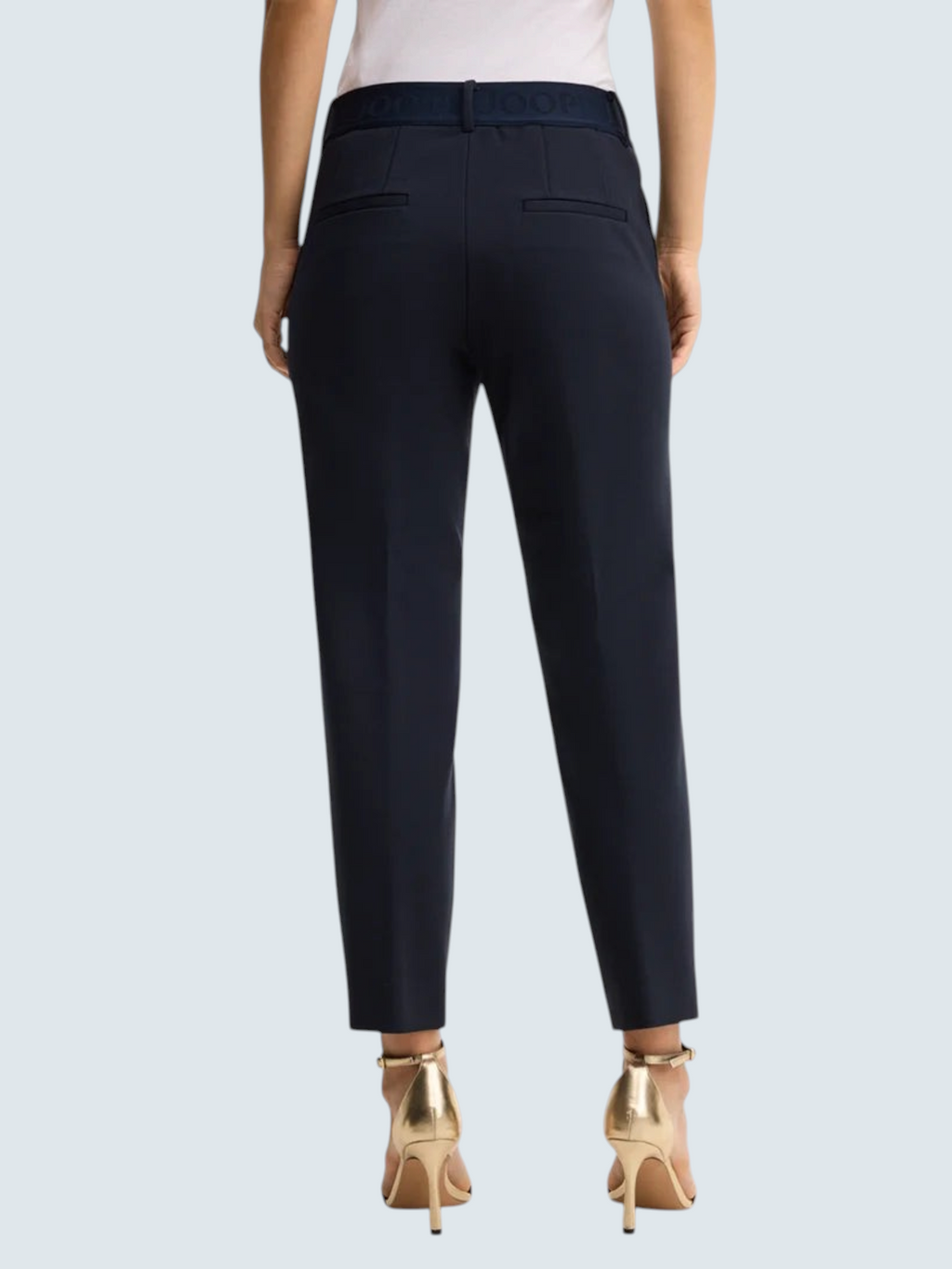Жіночі темно-сині штани slim-fit від oui-ua.store з прорізними кишенями та брендованим поясом, вигляд ззаду