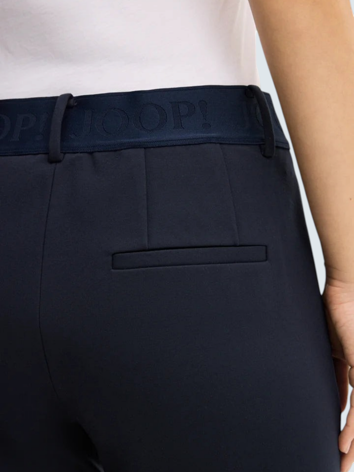 Темно-сині штани slim-fit від oui-ua.store з брендованим еластичним поясом та прорізною задньою кишенею