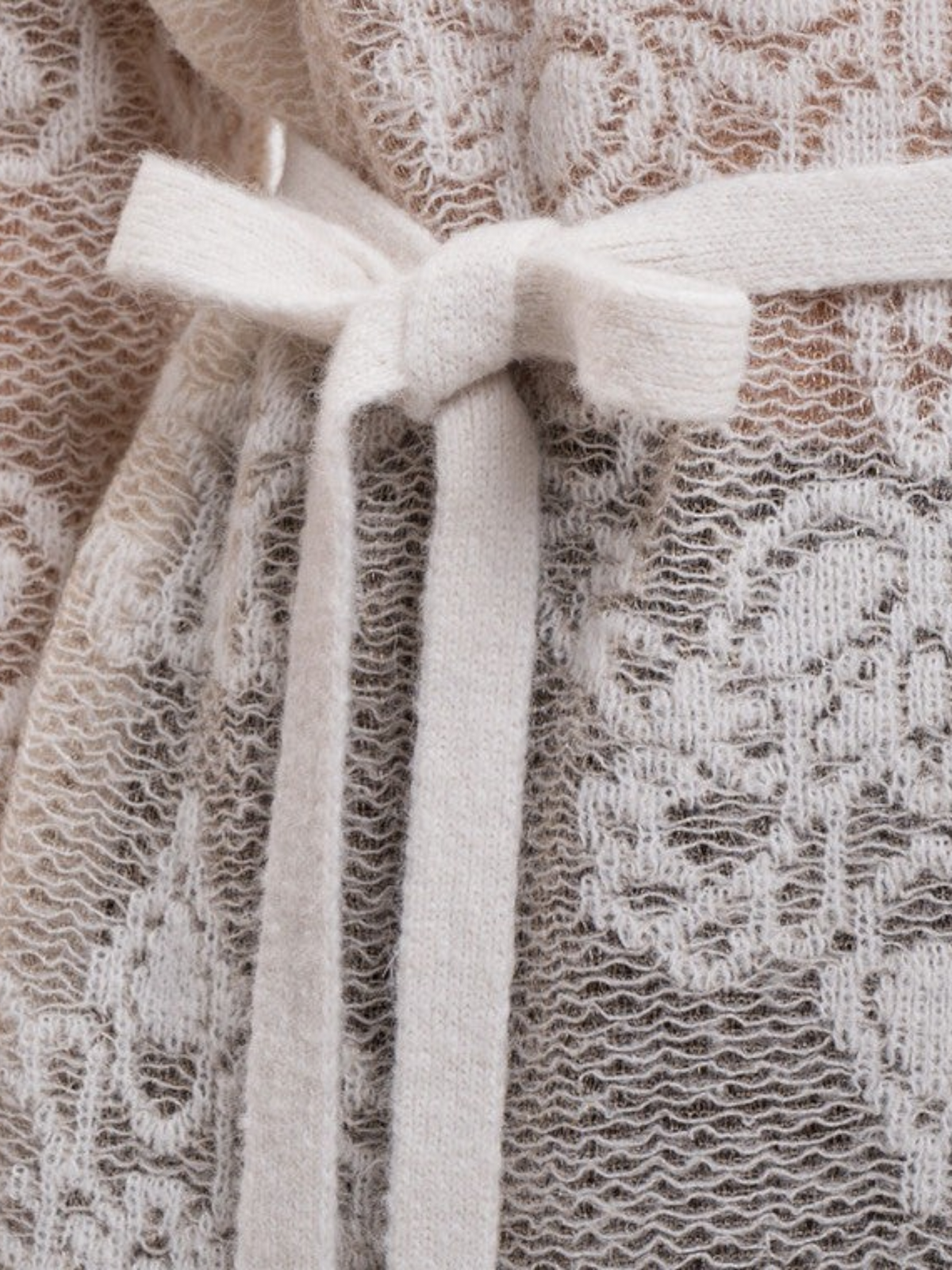 Елегантний бежевий пуловер oui-ua.store з ажурним візерунком, люрексом та в'язаним поясом на талії