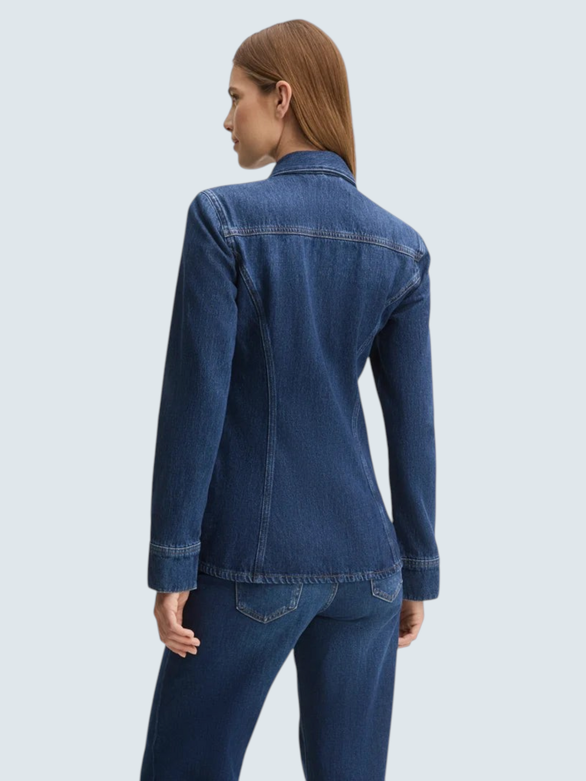 Вид ззаду на приталений джинсовий жакет oui-ua.store темно-синього кольору з декоративними швами