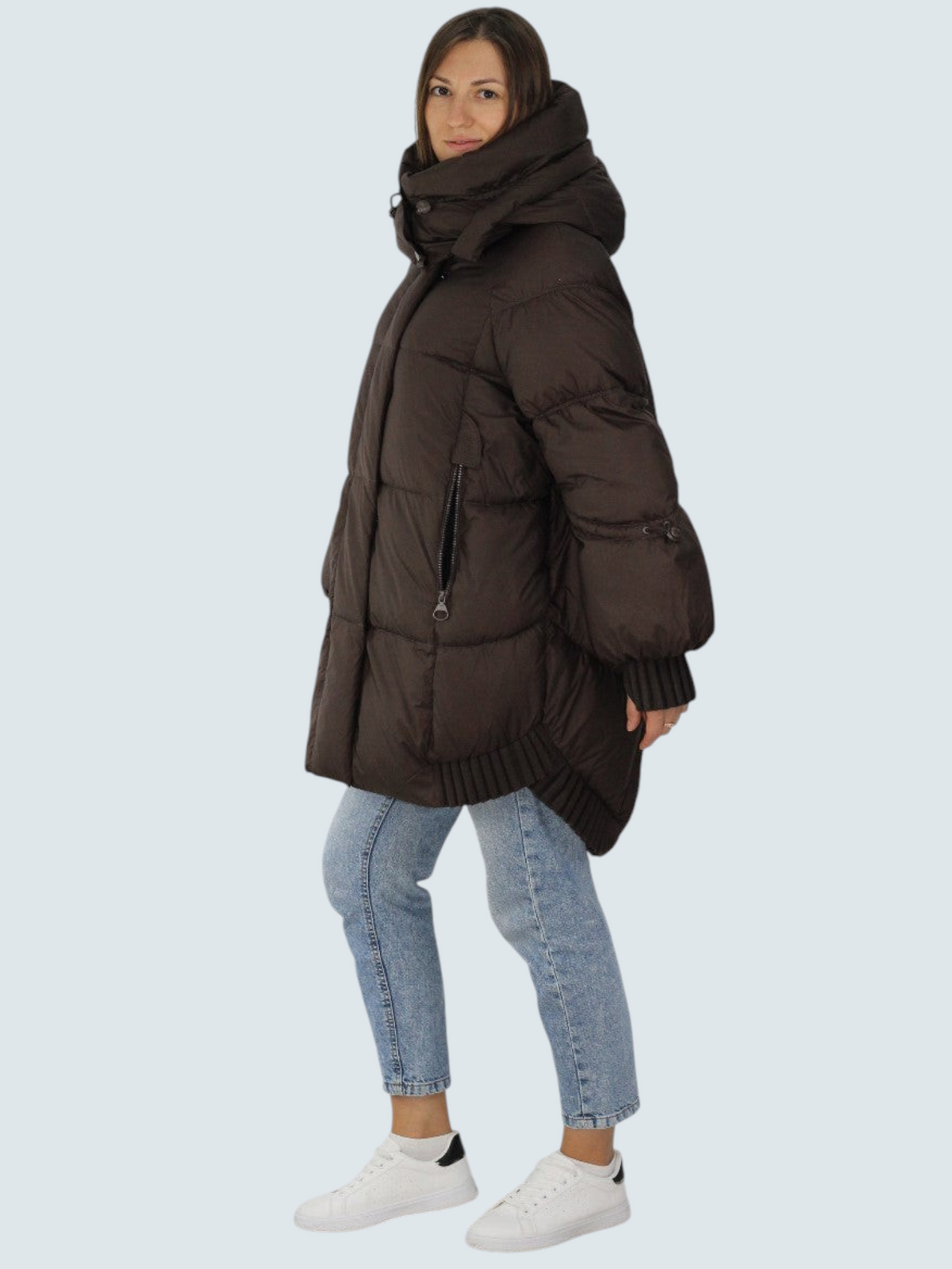 Коричнева куртка oui-ua.store з капюшоном та утеплювачем біо-пух на моделі