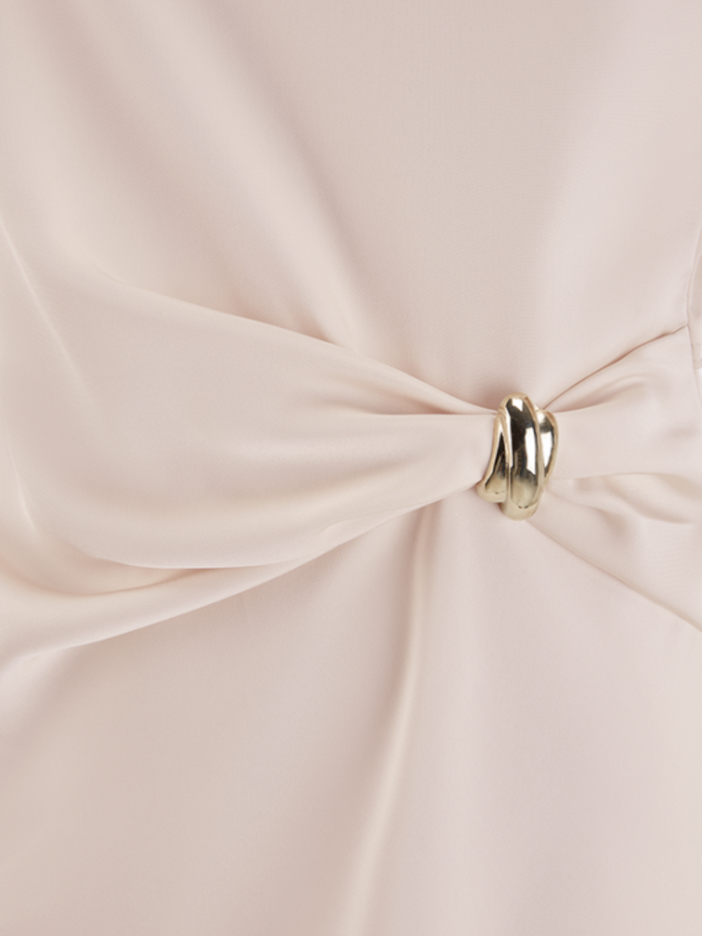 Ніжно-рожева сукня міді oui-ua.store з елегантним драпіруванням на талії та декоративною золотистою прикрасою