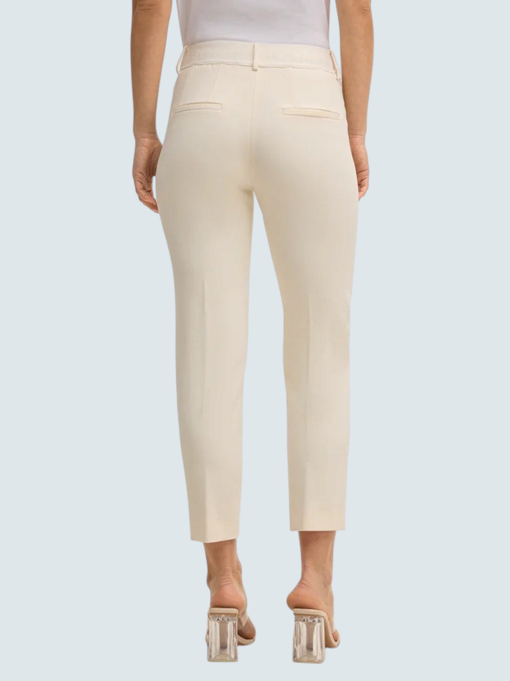 Вид ззаду на елегантні бежеві штани slim-fit від oui-ua.store з прорізними кишенями та завуженим кроєм