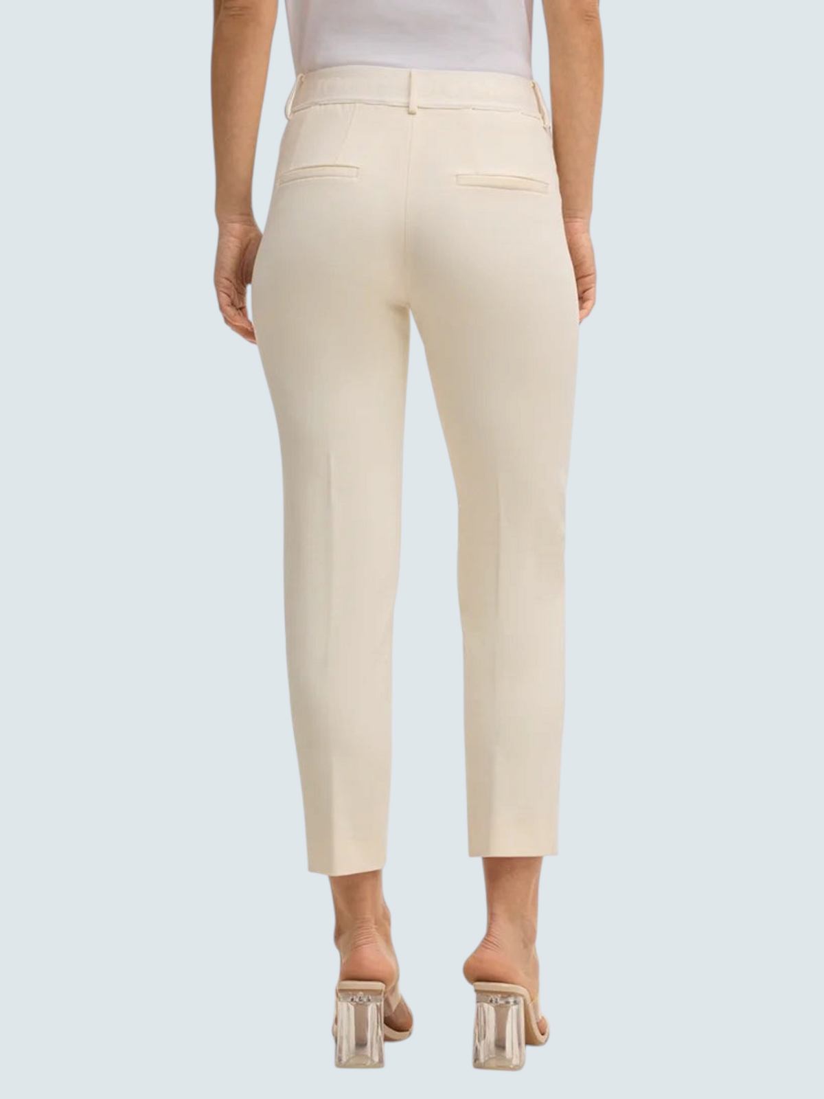Вид ззаду на елегантні бежеві штани slim-fit від oui-ua.store з прорізними кишенями та завуженим кроєм