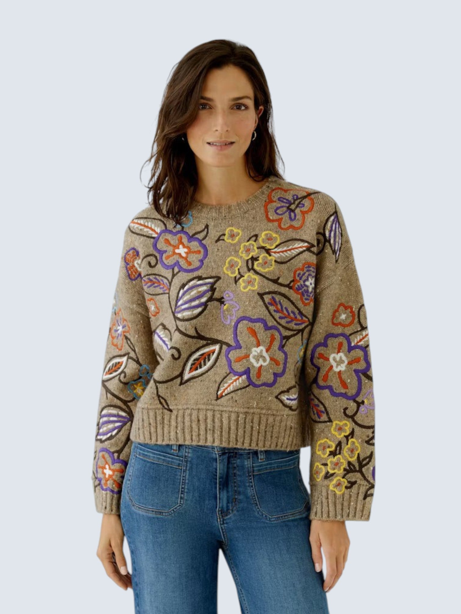 Жіночий укорочений пуловер oui-ua.store бежевого кольору з фактурної твідової пряжі та яскравою квітковою вишивкою