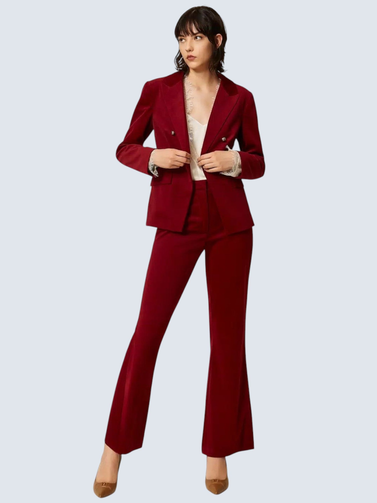 Жіночий оксамитовий костюм oui-ua.store бордового кольору з приталеним жакетом та брюками кльош