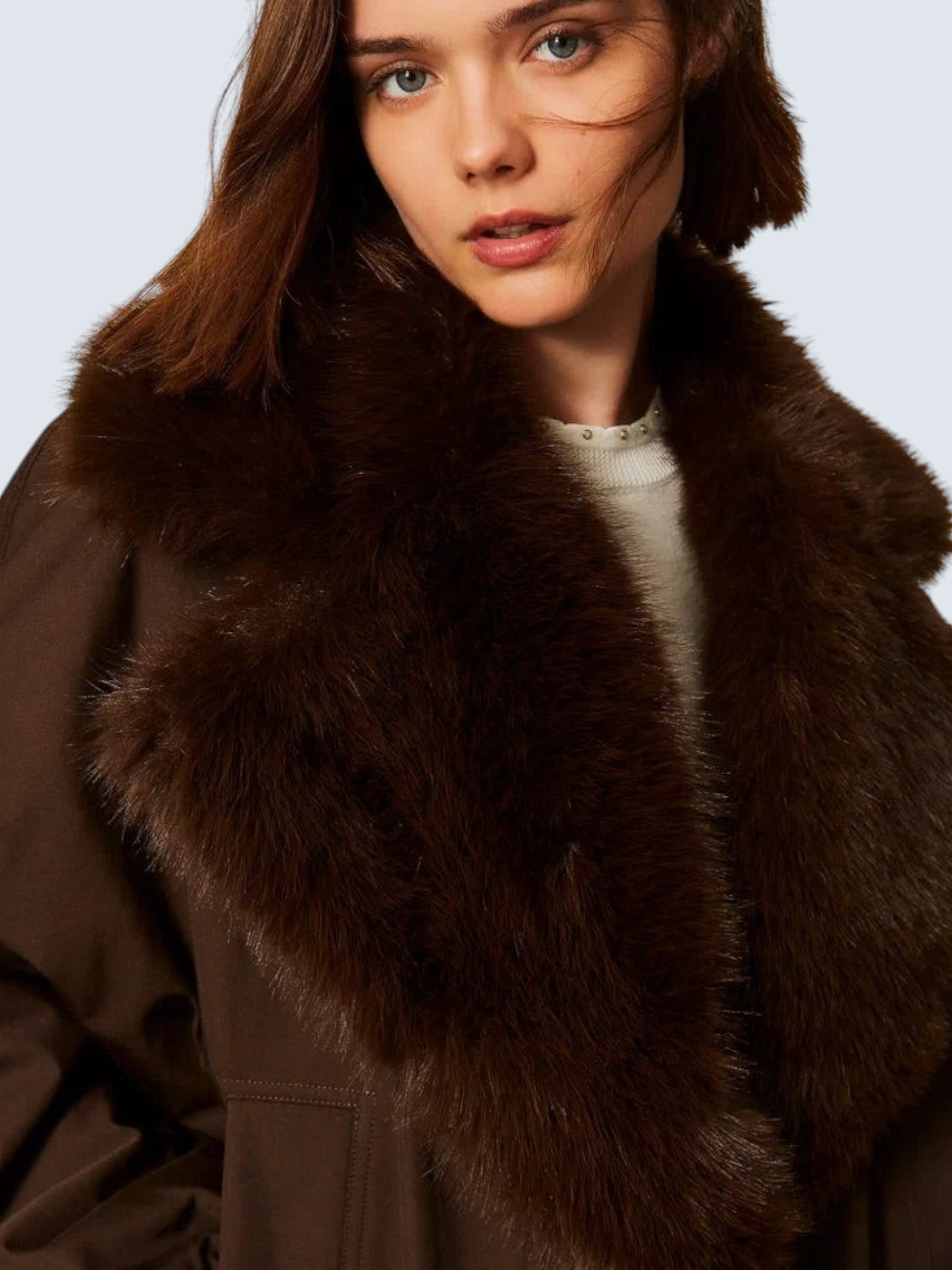 Коричнева куртка oui-ua.store зі змішаного бавовняного габардину зі знімним коміром зі штучного хутра на моделі